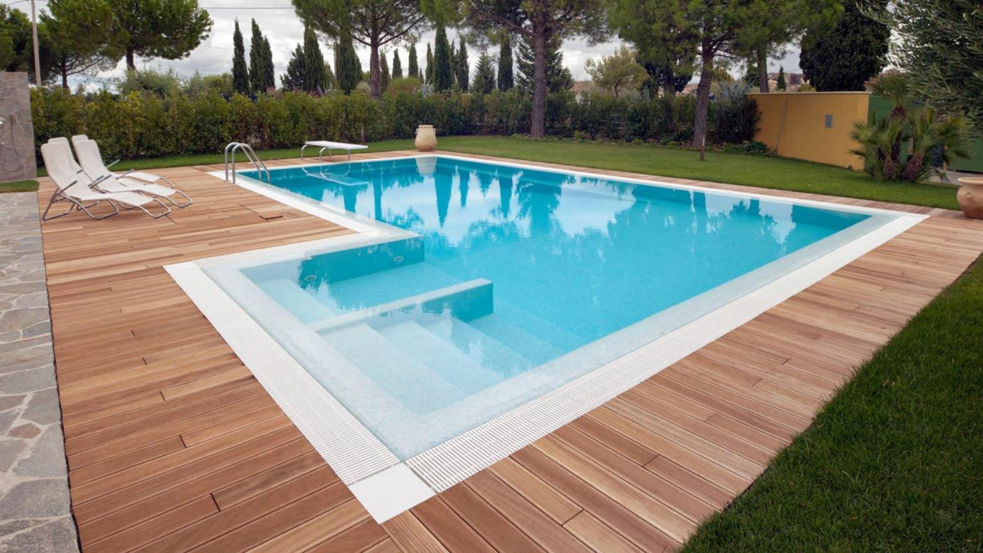 Piscine a bordo sfioro in giardino
