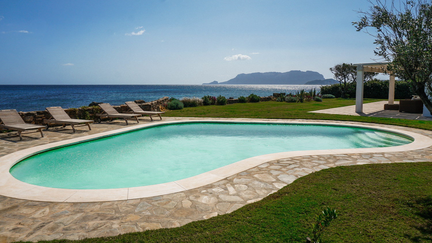 Settembre è il mese perfetto per la tua futura piscina in Sardegna!