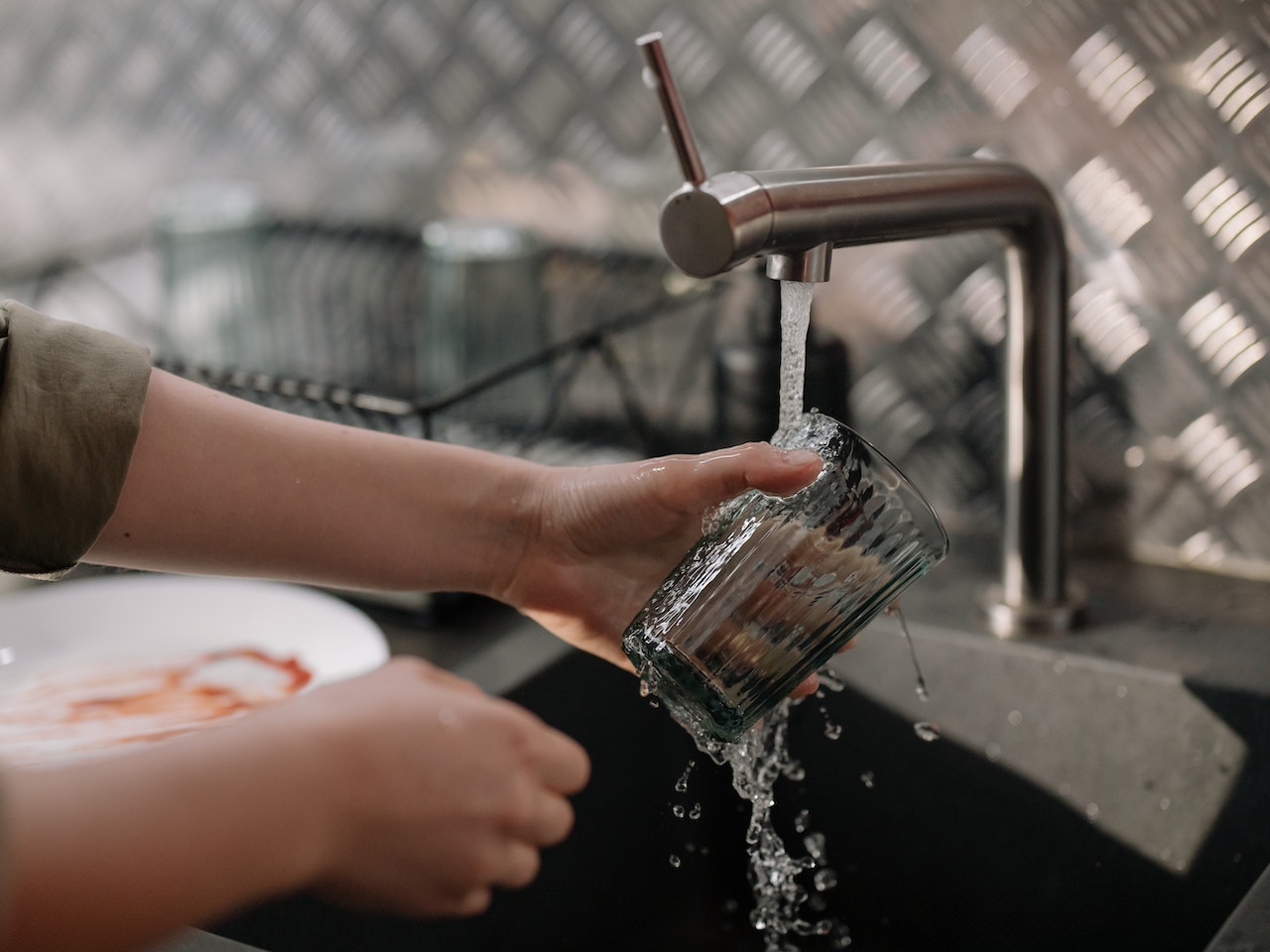 Quanta acqua sprechiamo quotidianamente?