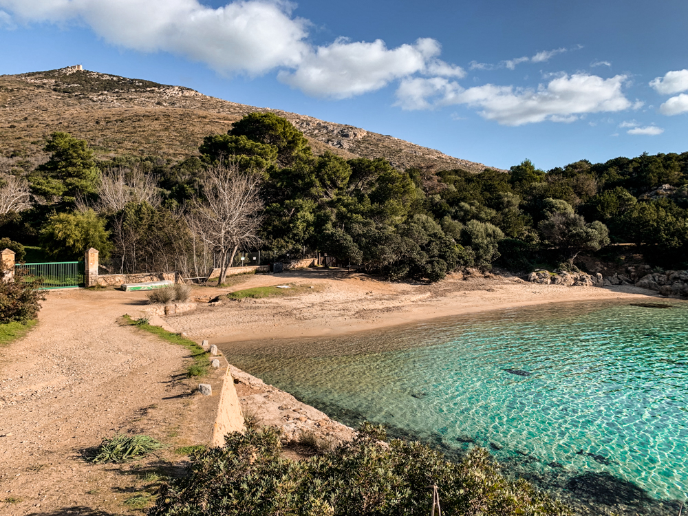 Cala Moresca con alle spalle Capo Figari