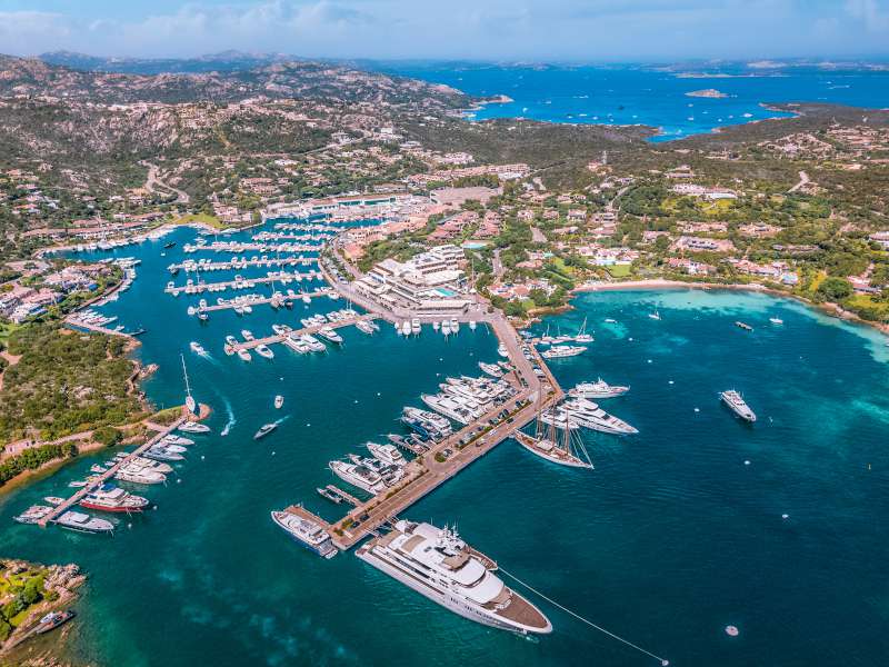 Fonte: https://www.marinadiportocervo.com Fonte: https://www.marinadiportocervo.com