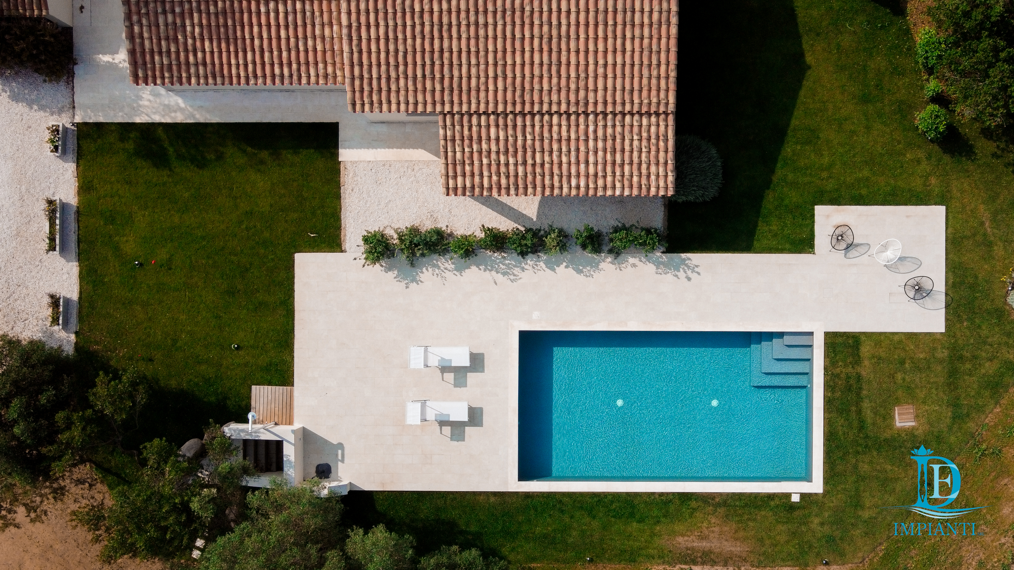 Come scegliere la posizione perfetta per la piscina in giardino in Sardegna