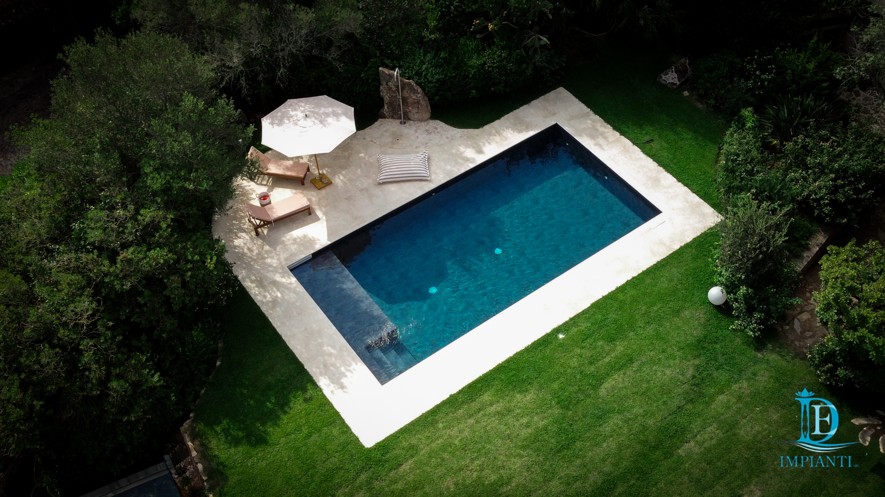 Piscine con telo scuro in Sardegna: eleganza e natura in perfetto equilibrio