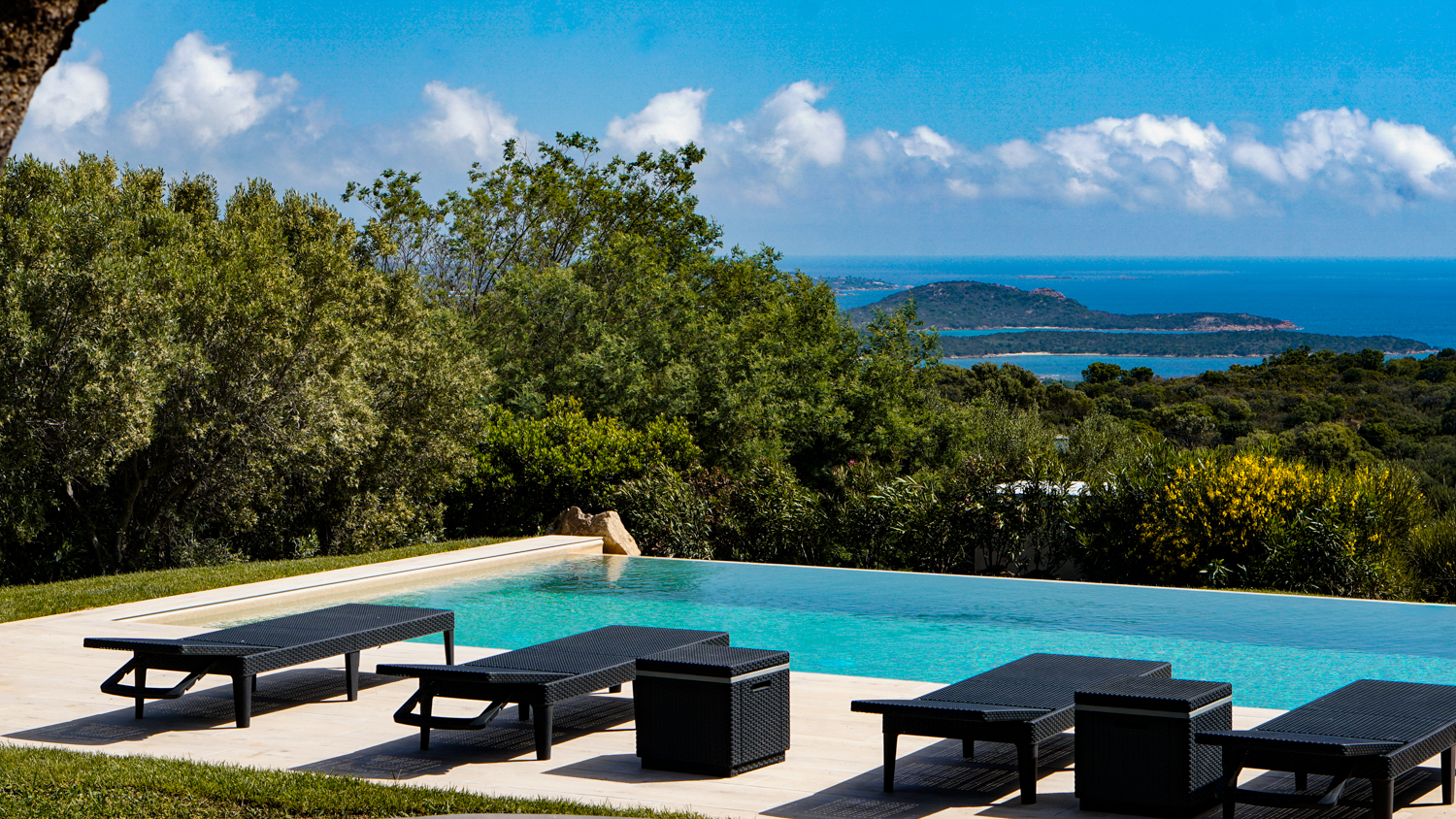 Estate in Sardegna: perché la scelta dei pannelli d'acciaio protegge il valore della tua villa dalle insidie del tempo (e del cemento).