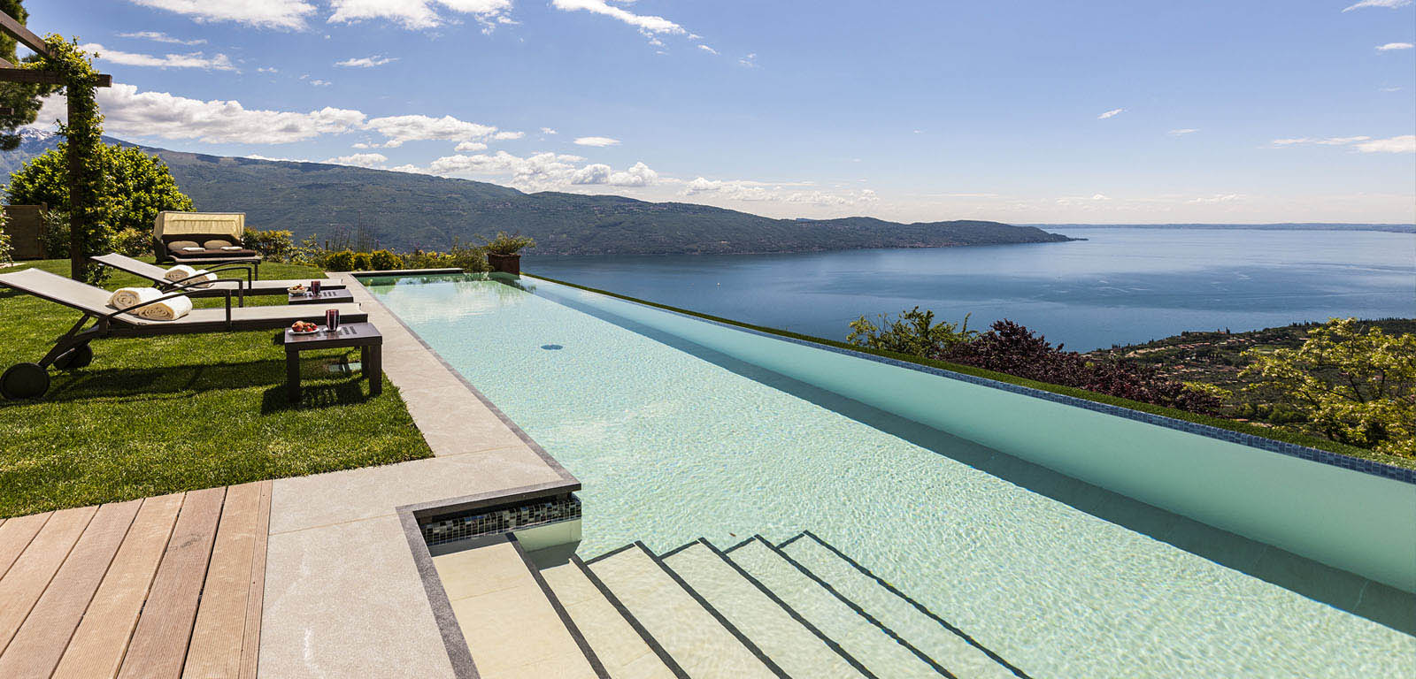 L'Eleganza in Declivio: Le Infinity Pools, la Soluzione Perfetta per Terreni con Pendenza o Terrazzati