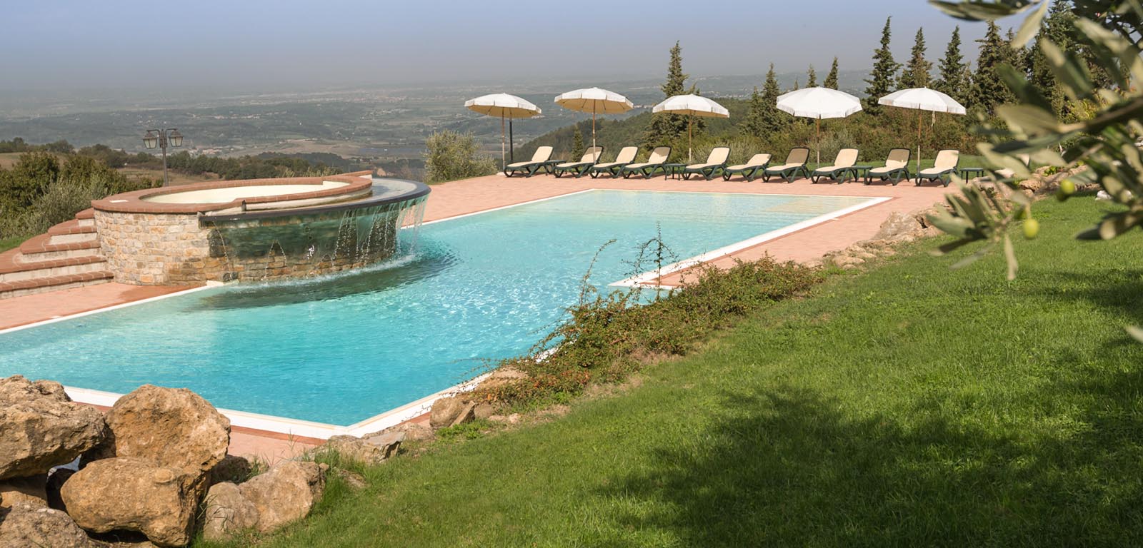 Piscina a sfioro di design realizzata in Sardegna da DE Impianti per villa di lusso.